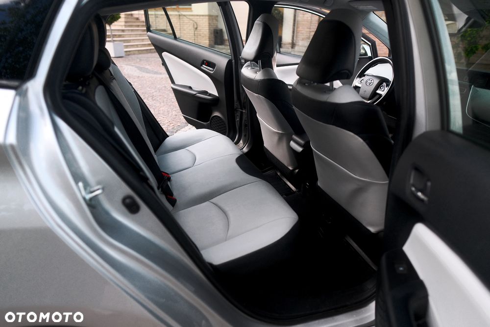 Toyota Prius (Hybrid) Executive - 12