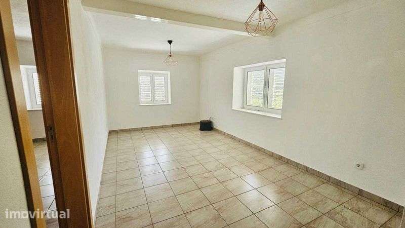 Moradia Renovada com Terreno - Grande imagem: 3/12