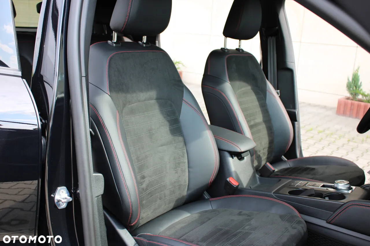 Ford Kuga 2.5 Duratec FHEV 4x4 ST-LINE - 38