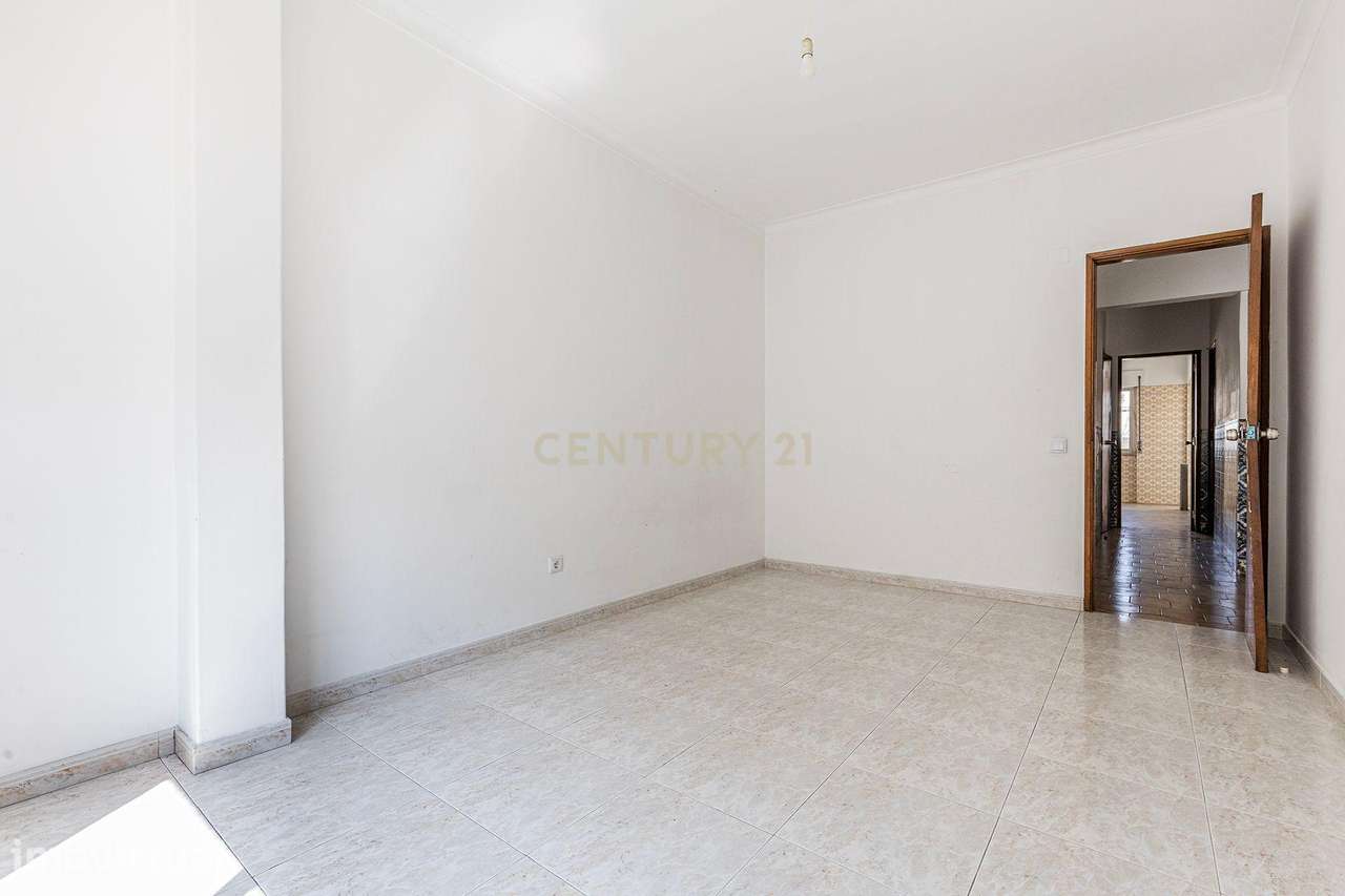 T2+1 // junto ao Hospital de São Bernardo e a apenas 400 metros da est - Grande imagem: 3/23