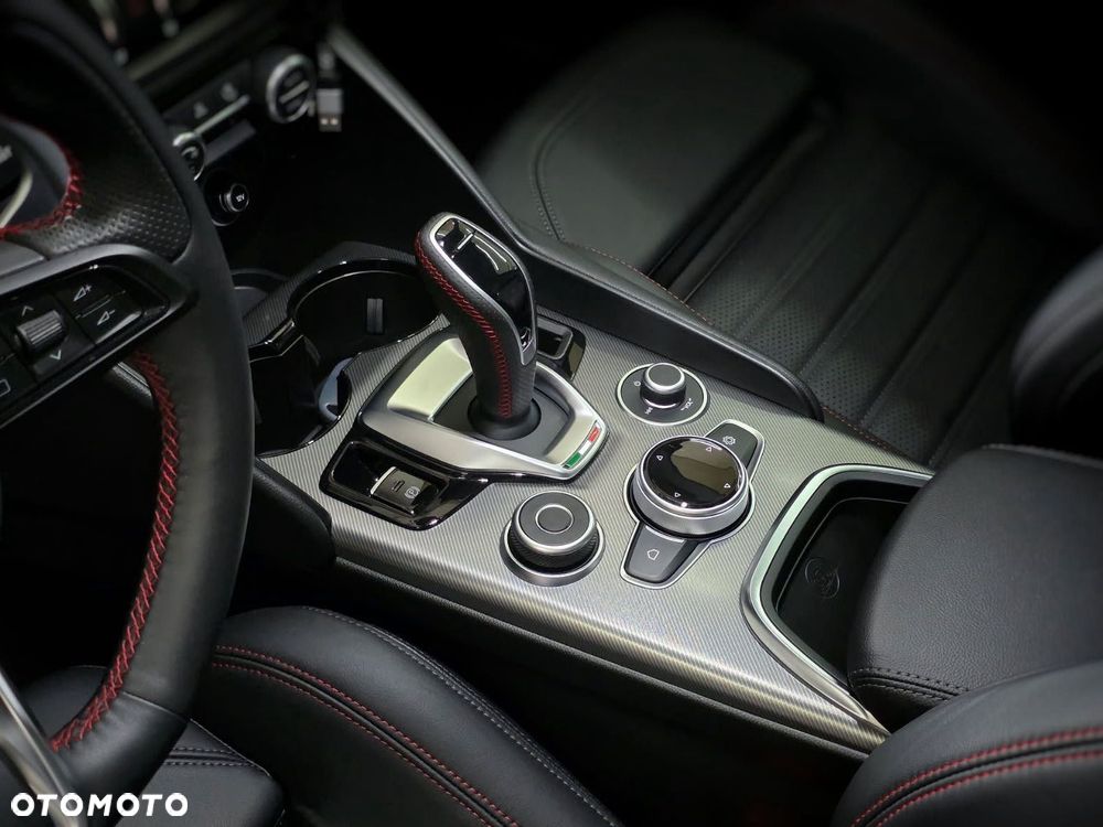 Alfa Romeo Giulia 2.0 Turbo Competizione Q4 - 9