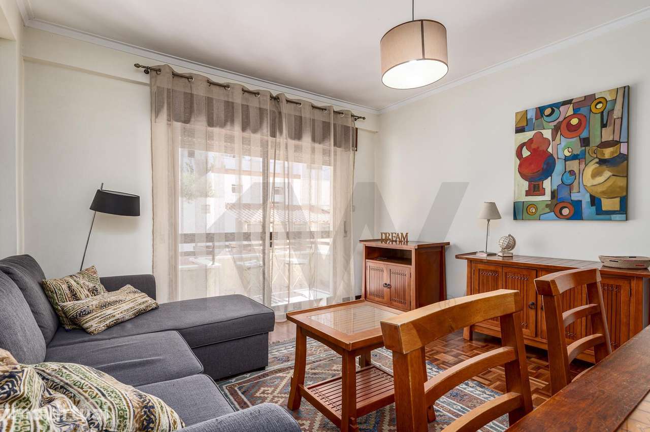 Apartamento T2 Mobilado com Varanda e Garagem | Benfica - Grande imagem: 4/23