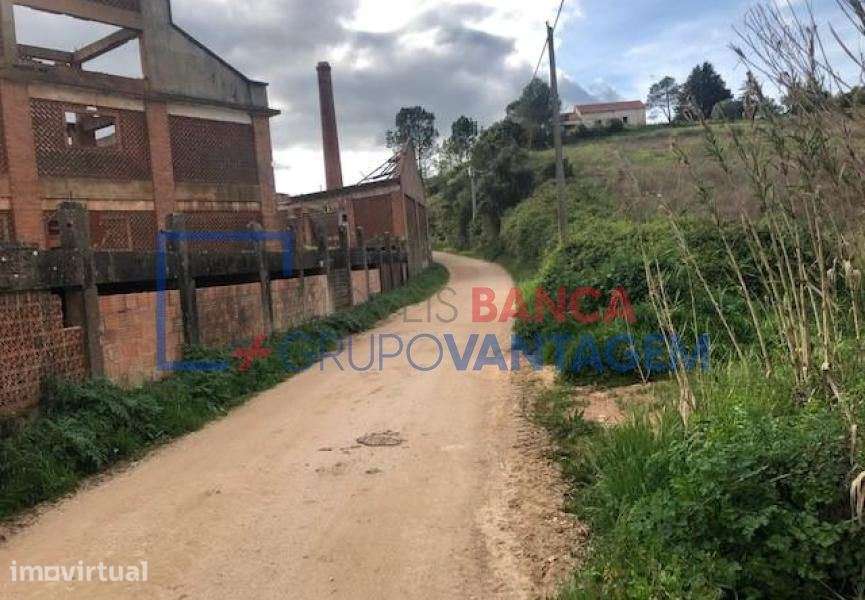 Prédio Misto em Alenquer para reconstrução total - Grande imagem: 2/9