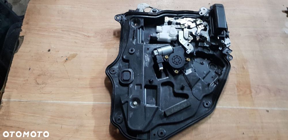 MAZDA 5 PODNOŚNIK SZYBY ZAMEK LEWY TYŁ - 2