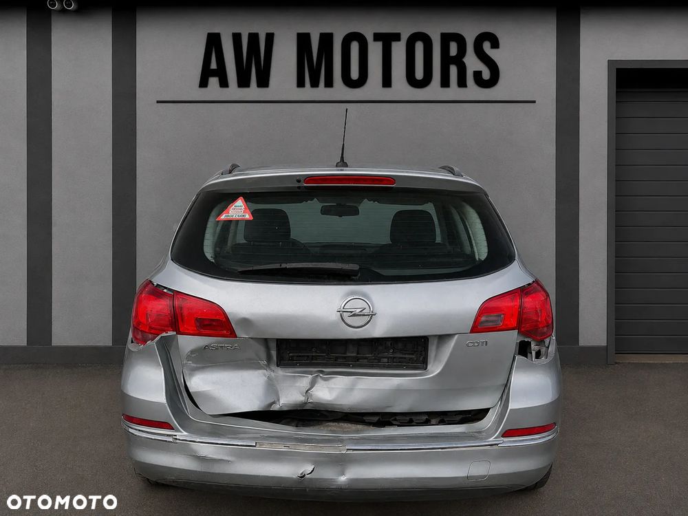 OPEL ASTRA SPORTS TOURER 2013 *SAMOCHÓD NA CZĘŚCI* 6809  MASKA, LAMPA, DRZWI, LUSTERKO, ZDERZAK, GRILL, BŁOTNIK, KLAPA, BELKA, DESKA, FOTELE, KANAPA, ĆWIARTKA KIEROWNICA, TARCZE, ZACISKI, ZAWIESZENIE, KOMPLETNY PRZÓD, KOMPLETNY TYŁ, LICZNIK, ZEGARY, PRAWE LEWE PRZÓD TYŁ - 4