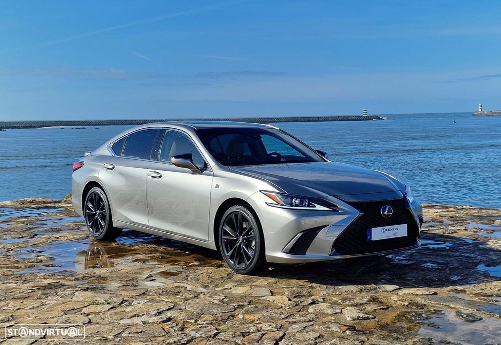 Lexus ES 300h Sport - 16
