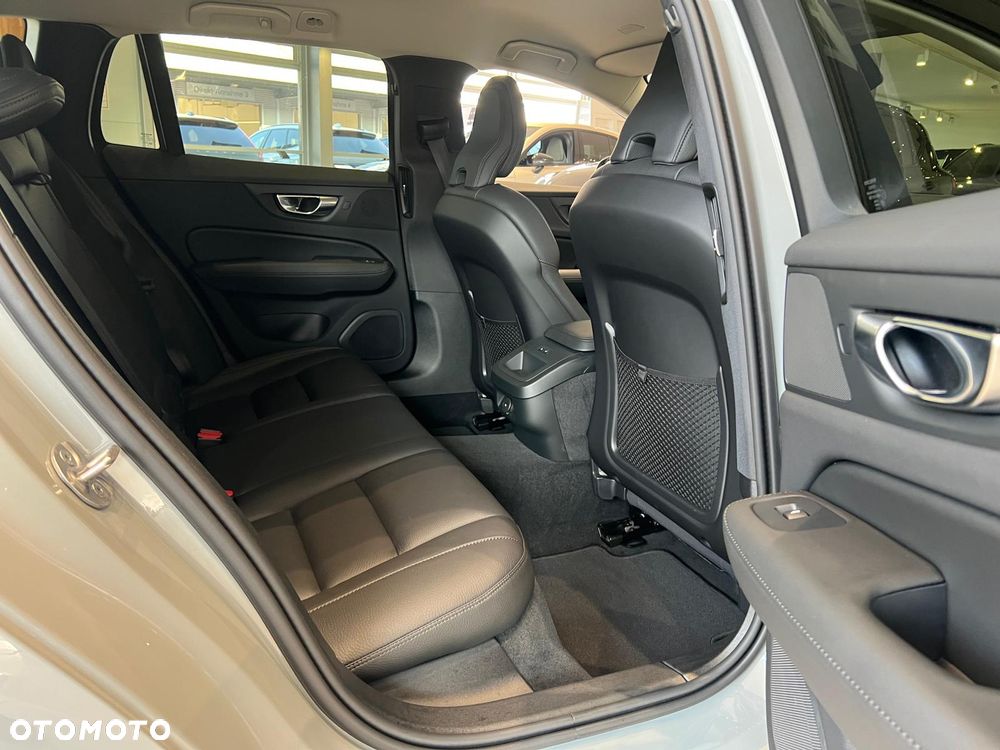 Volvo V60 B4 B DKG Plus Dark - 26