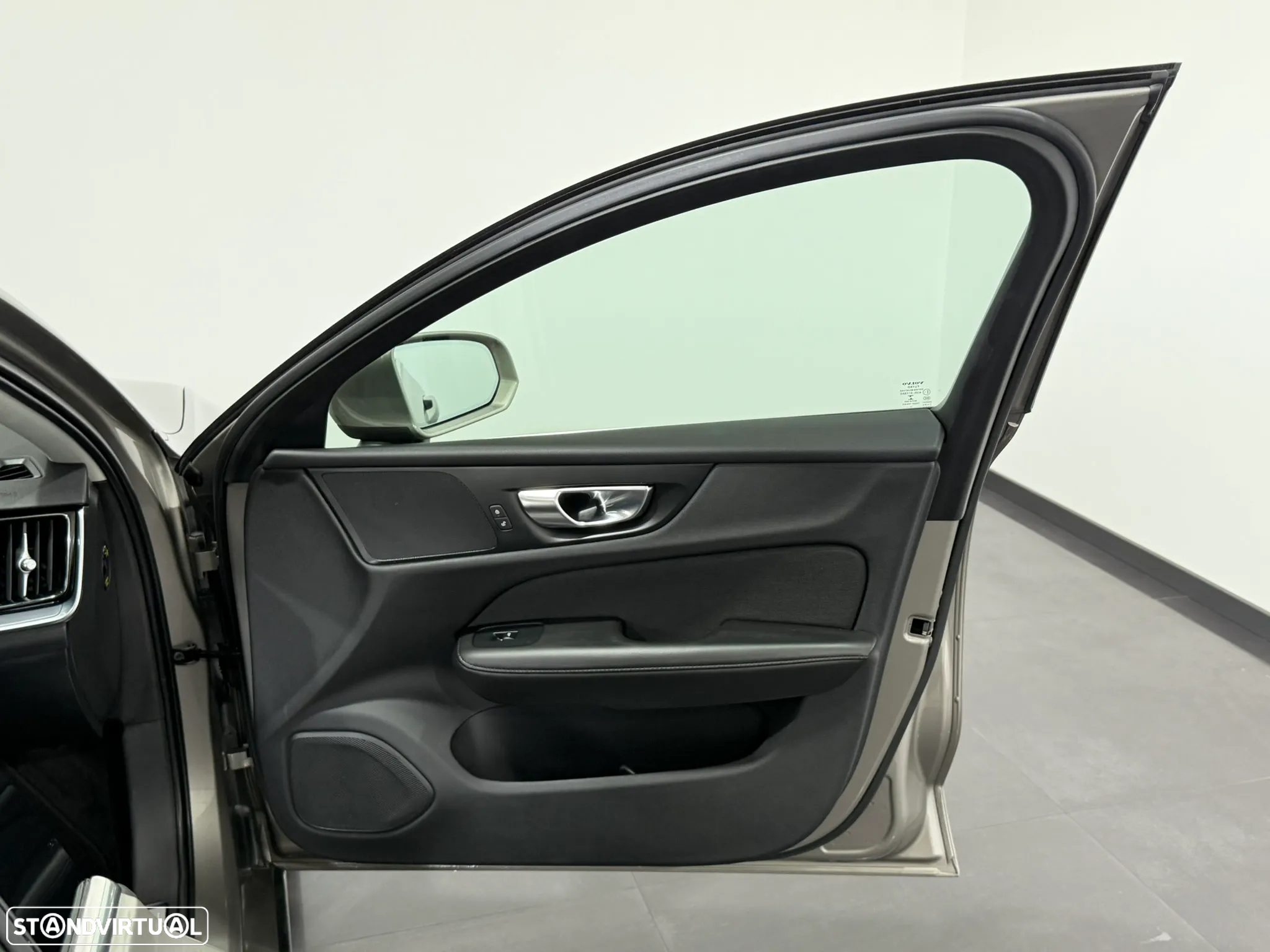 Volvo V60 2.0 B4 Momentum Geartronic - 39