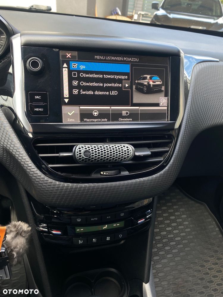 Peugeot 2008 1.2 Pure Tech Allure S&S - 16