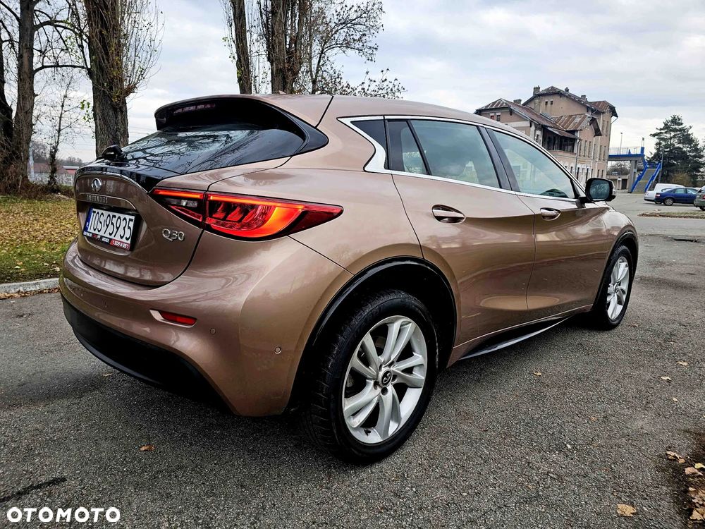 Infiniti Q30 1.6t Premium - 2