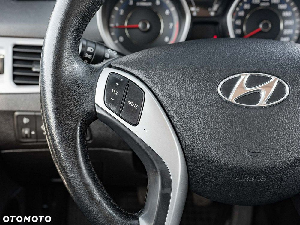 Hyundai Elantra 1.6 Classic + - 14