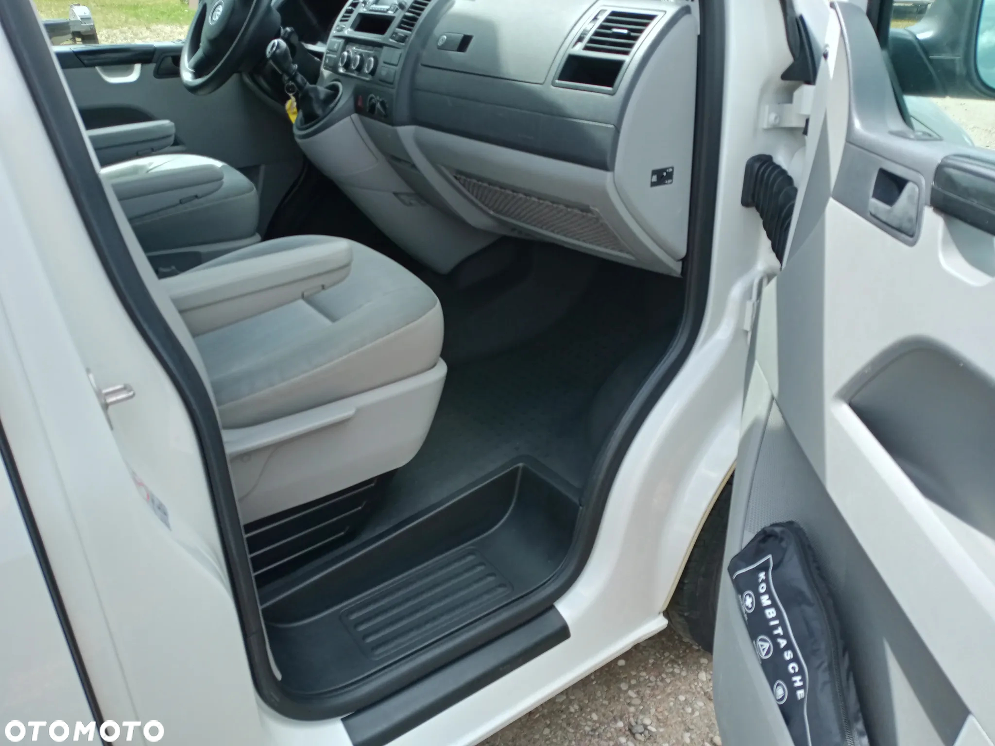 Volkswagen T5 LIFT T6 9 osobowy 2015 .rok 2.0 140 KM Long  6 bieg. serwis do końca doinwestowany klima  tempomat  vebasto isofix - 19