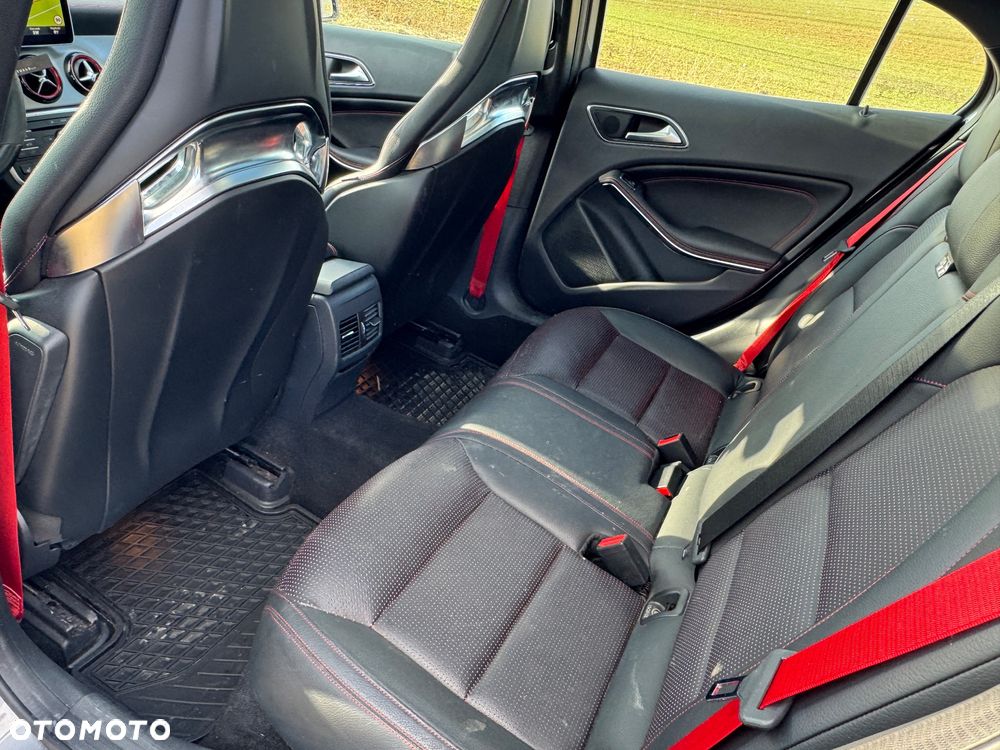 Mercedes-Benz GLA - 13