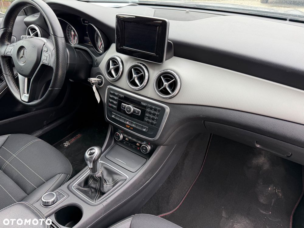 Mercedes-Benz GLA 200 Urban - 38