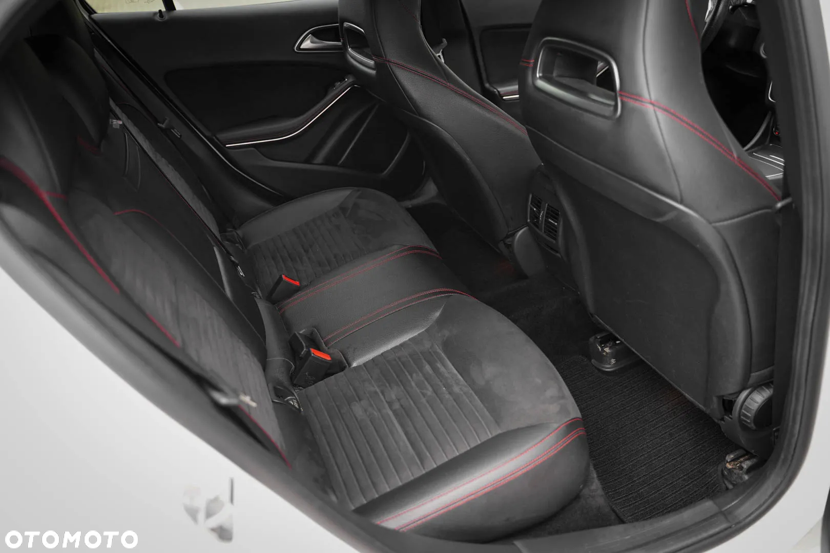 Mercedes-Benz GLA 200 7G-DCT AMG Line - 24