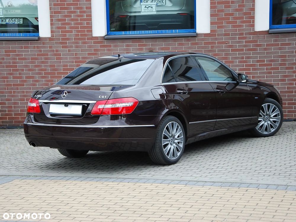 Mercedes-Benz Klasa E ver-200-cgi-blueefficiency-elegance - 4