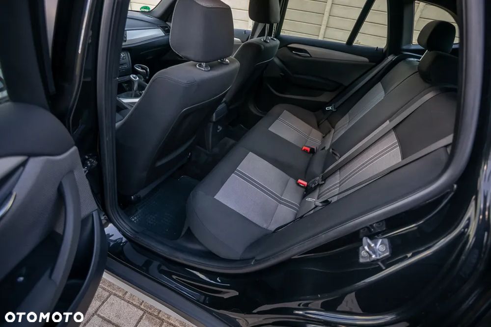 BMW X1 sDrive18i Sport Line - 18