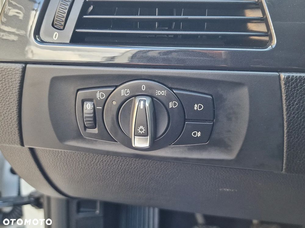 BMW Seria 3 318d DPF Edition Sport - 14