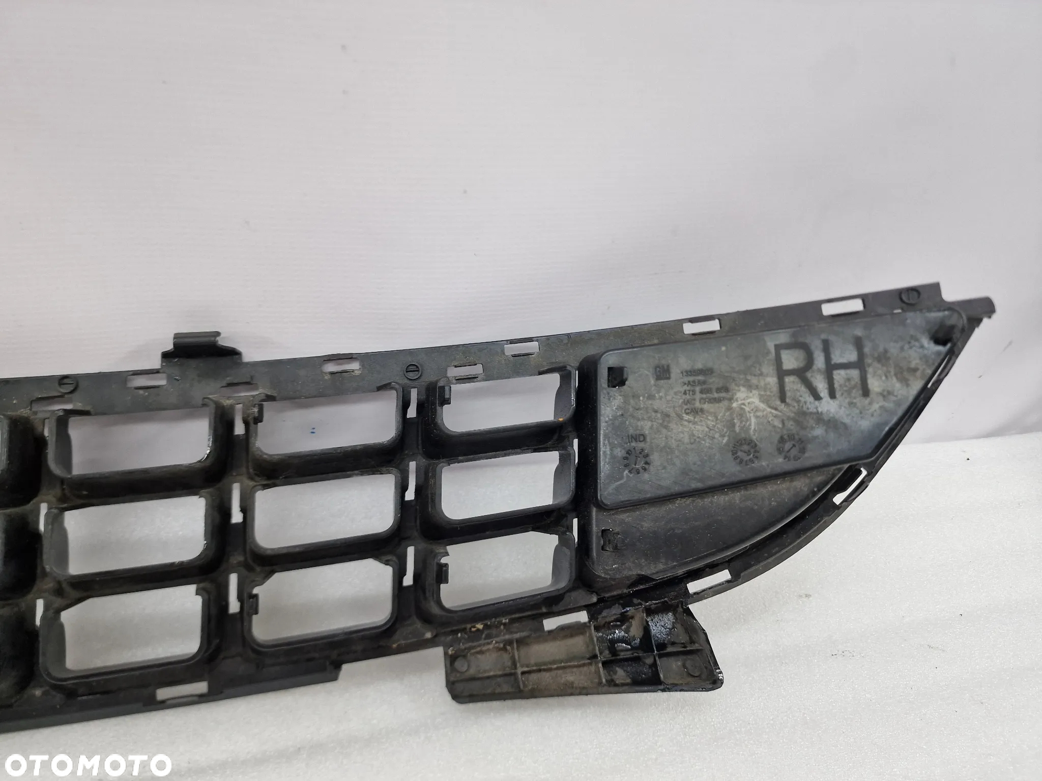 OPEL CORSA D LIFT 11 - KRATKA ŚRODKOWA ZDERZAKA PRZEDNIEGO PRZÓD , NR 13286021 , NR AUKCJI KR27 - 12