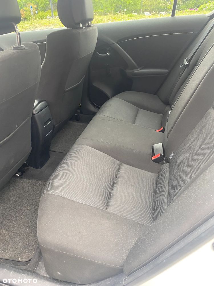 Toyota Avensis 1.6 - 10