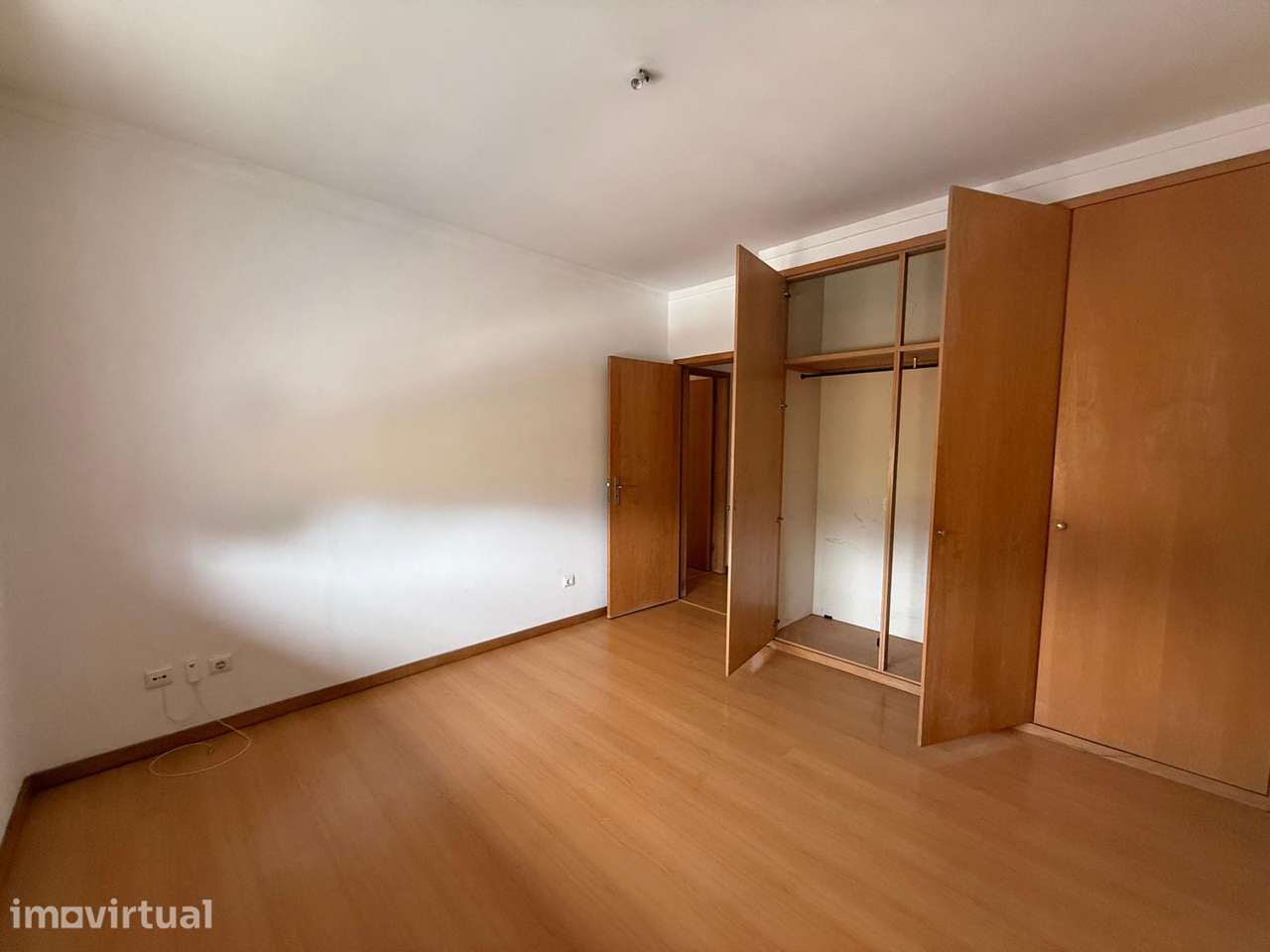 T2 c/ garagem , 2 frentes , em Ermesinde . Prox a estação de Comboio . - Grande imagem: 4/18