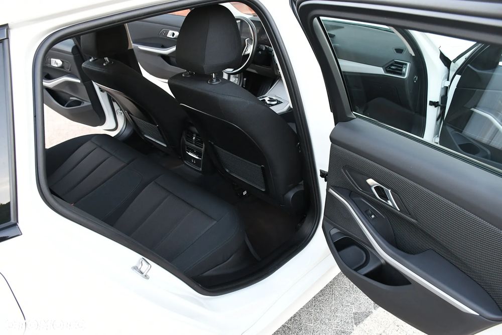 BMW Seria 3 318d mHEV - 20