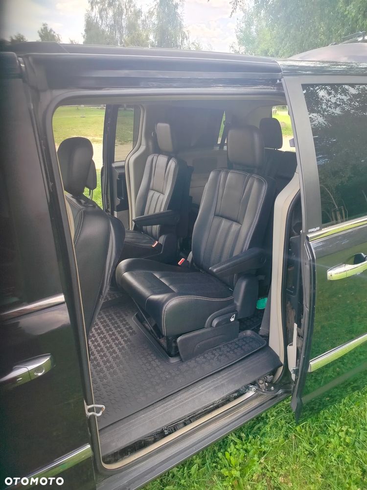Chrysler Town & Country - 14