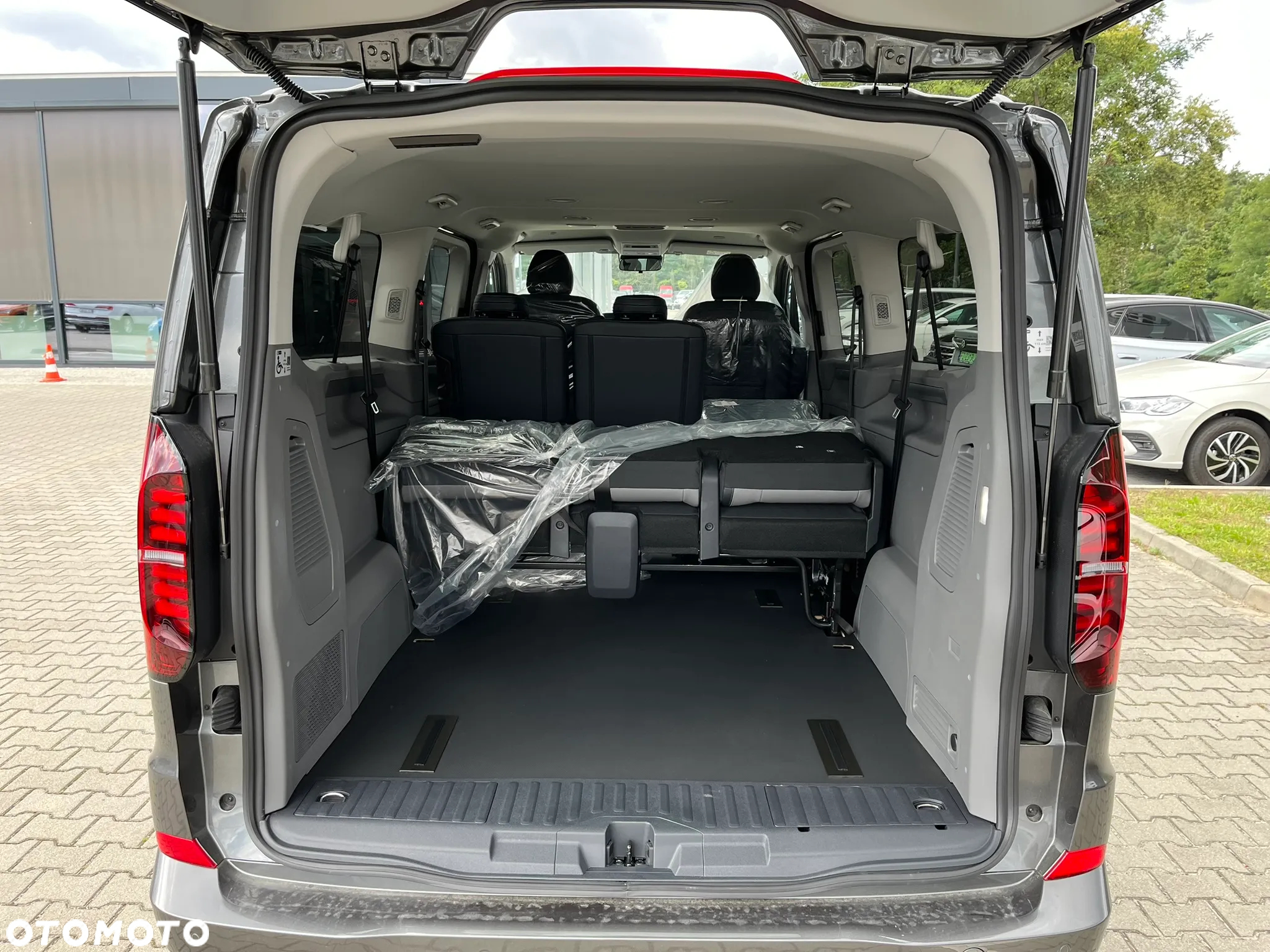Volkswagen Caravelle - 11