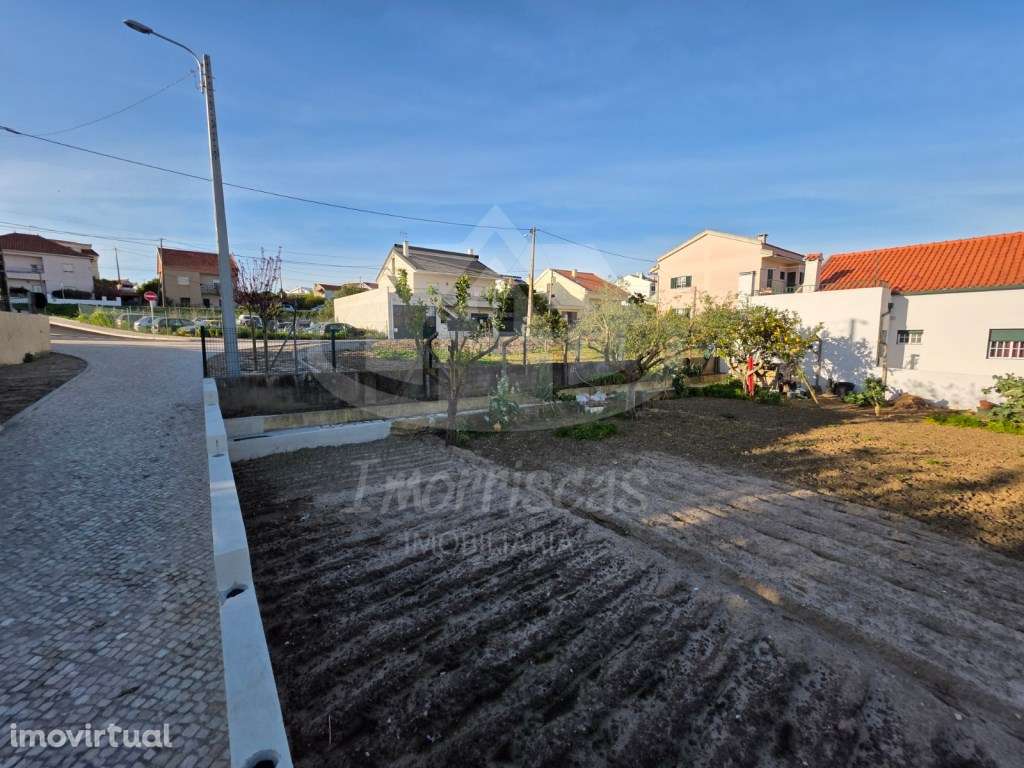 Terreno de gaveto urbano com 210 m², legalizado na Portela da Azóia - Grande imagem: 4/11