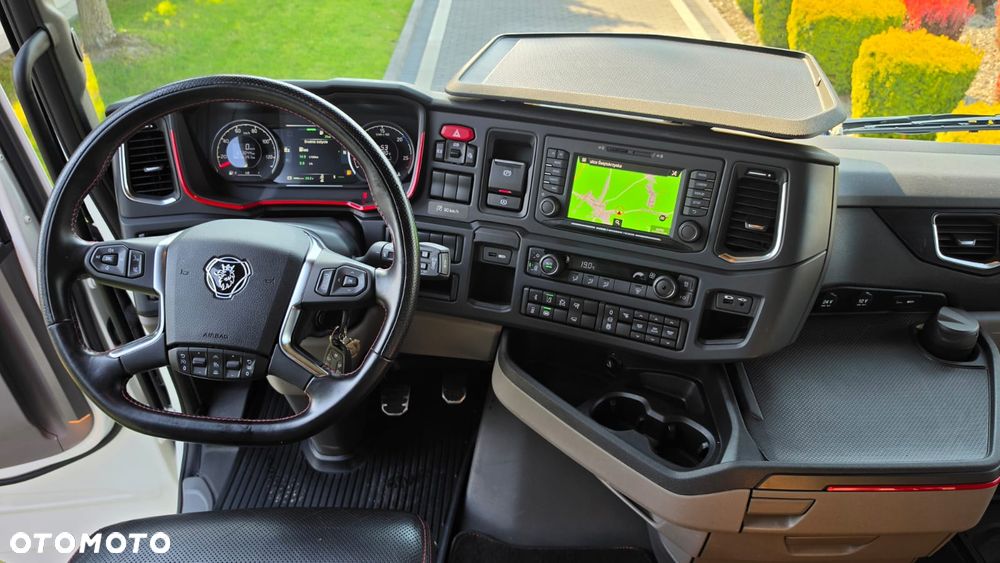Scania ///V8///S590///2022///RETARDER/// KLIMATYZACJA POSTOJOWA///FULL LED///ALUFELGI///ZABUDOWY MIĘDZYOSIOWE///SKÓRY///WYŚWIETLACZ OBCIĄŻENIA///NAWIGACJA///TV/// STAN BARDZO DOBRY - 24