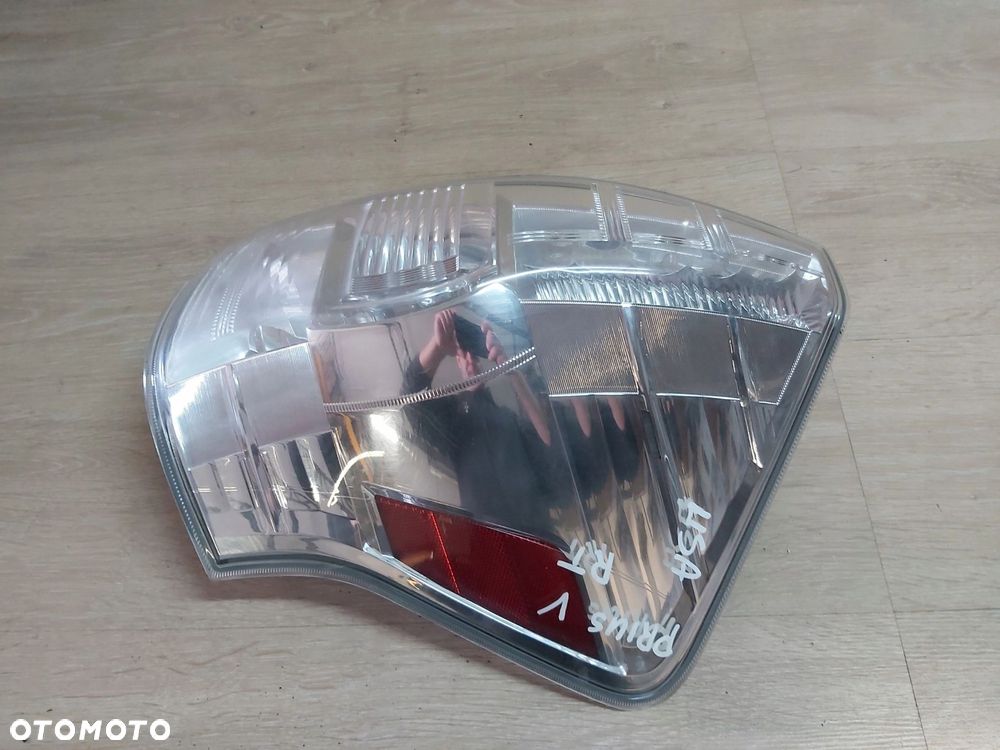 Toyota Prius PLUS lampa prawy tył USA Prius V - 4