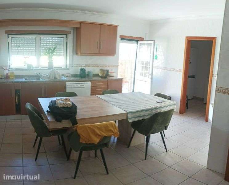 Vendo excelente moradia T4 a 5 minutos do centro da Lourinhã. - Grande imagem: 5/12