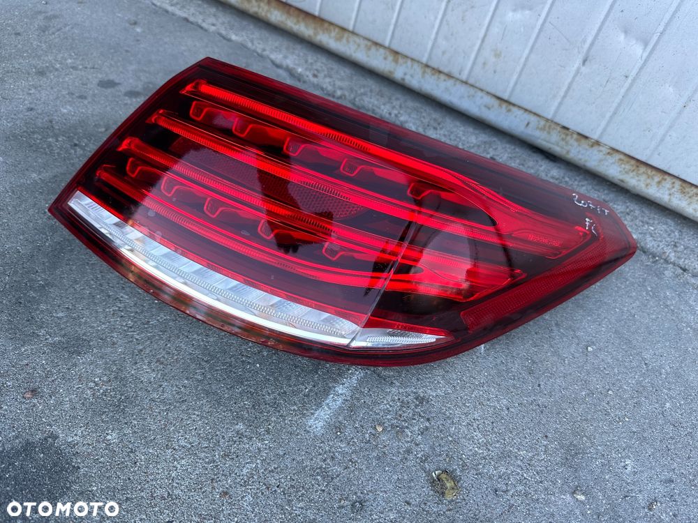 MERCEDES E 207 coupé cabrio  lampa tylna PRAWA  led lift - 1