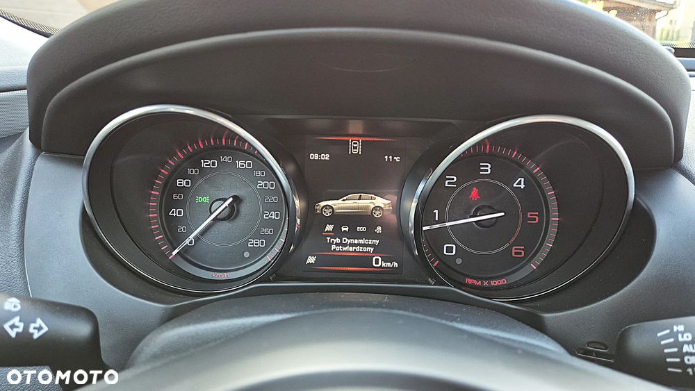 Jaguar XE 2.0 D Portfolio - 15