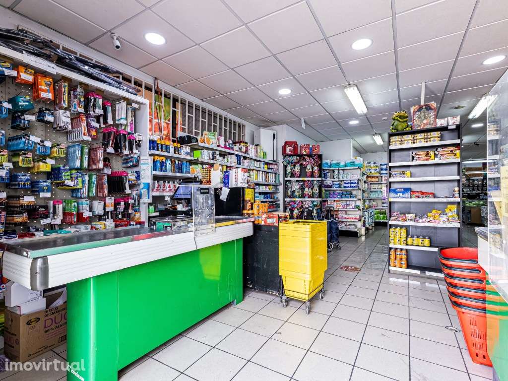 Supermercado em funcionamento no centro de Albufeira - Grande imagem: 4/28