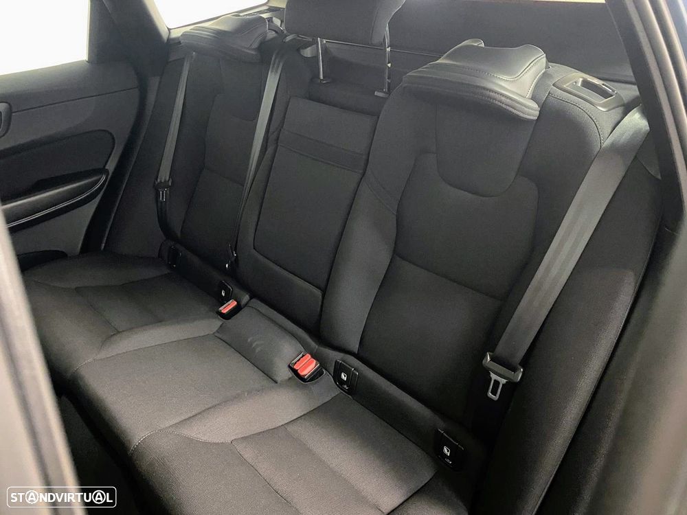 Volvo XC 60 2.0 B4 Momentum Plus Geartronic - 11