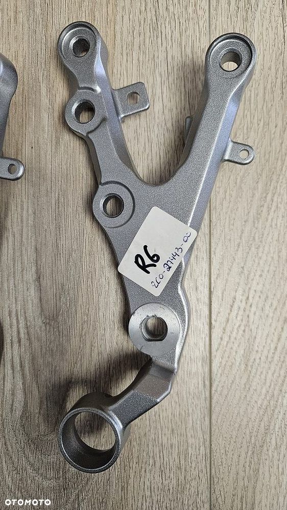 Set prawy przód wspornik podnóżka Yamaha R6 RJ11 / RJ15  06-16  2C0-27443 - 2