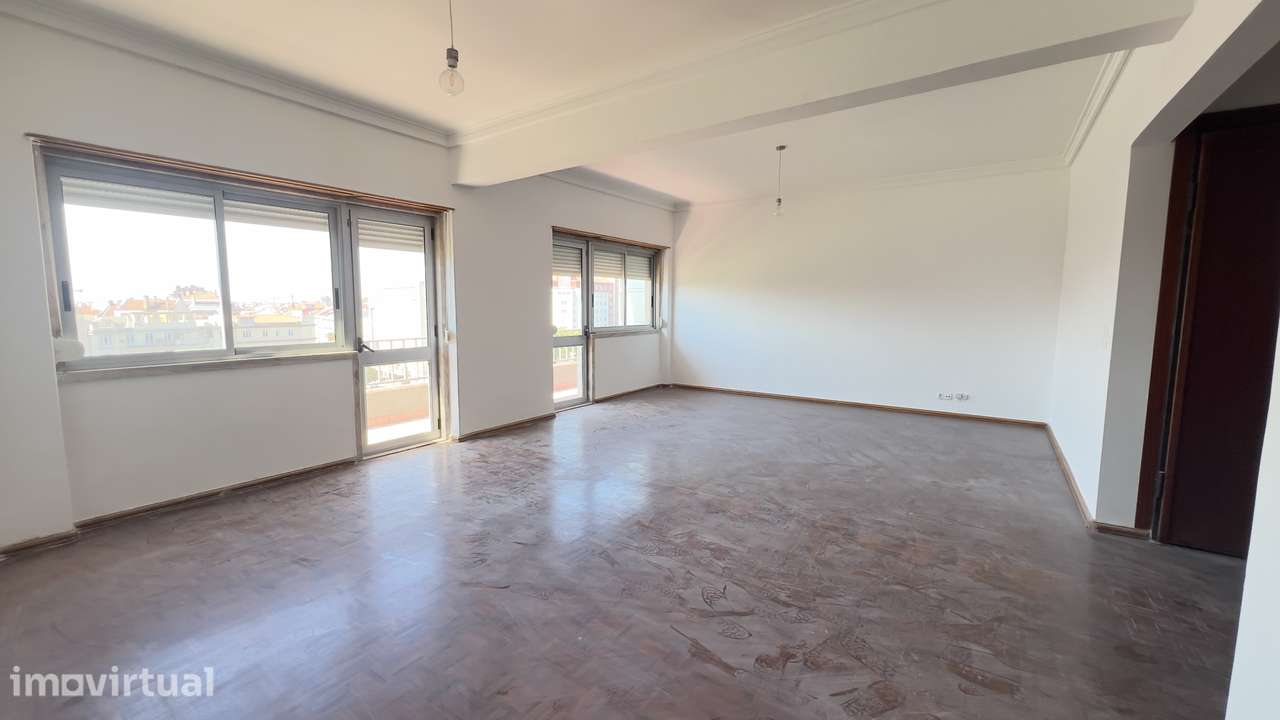 Apartamento T2 com 2 casas de banho e varanda - Grande imagem: 2/7