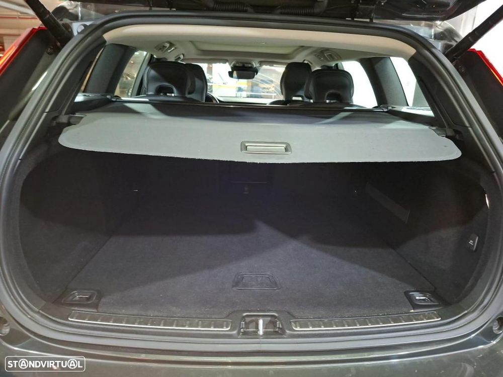 Volvo V60 2.0 T4 Momentum Plus - 33