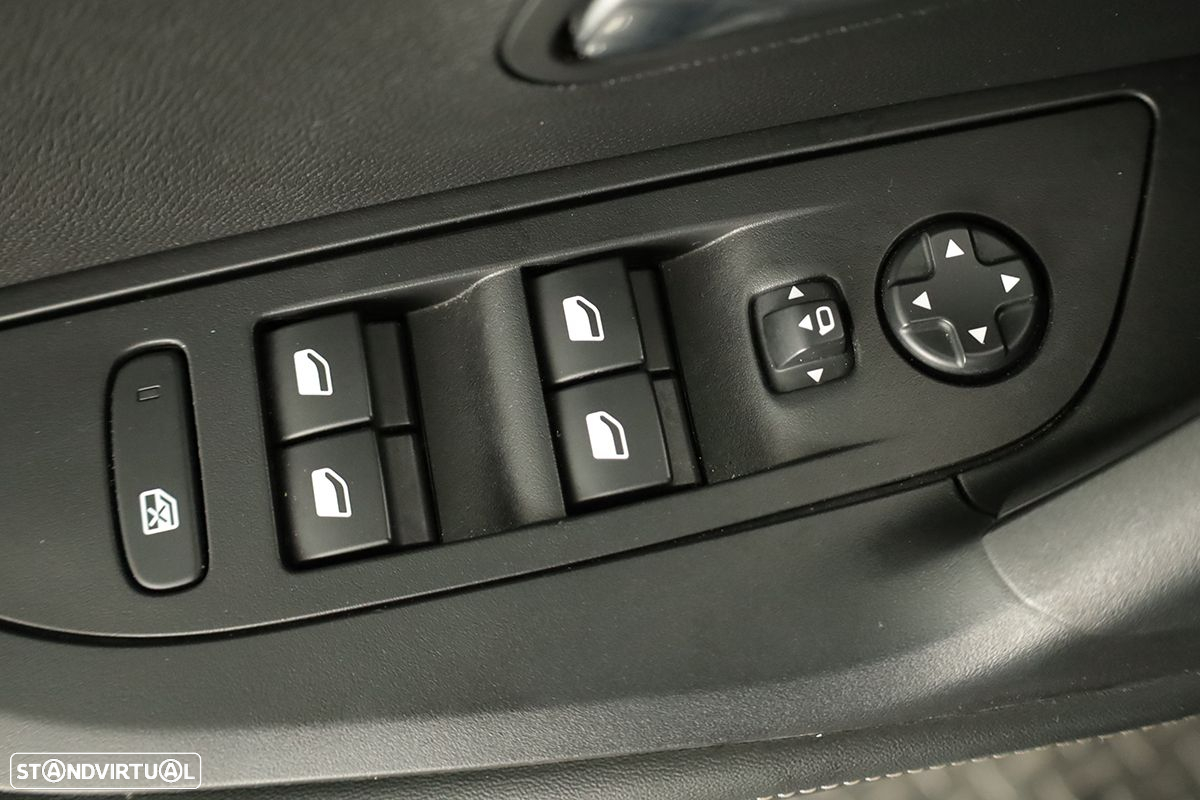 Peugeot 2008 1.2 PureTech Allure EAT8 - 19