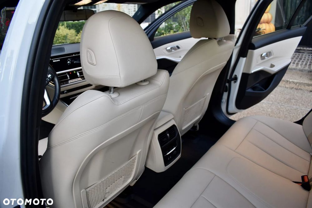 BMW Seria 3 330i - 27