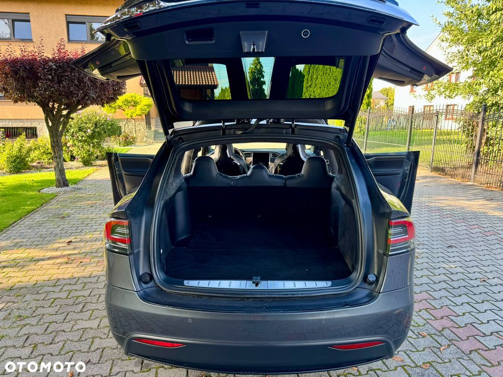 Tesla Model X - 20