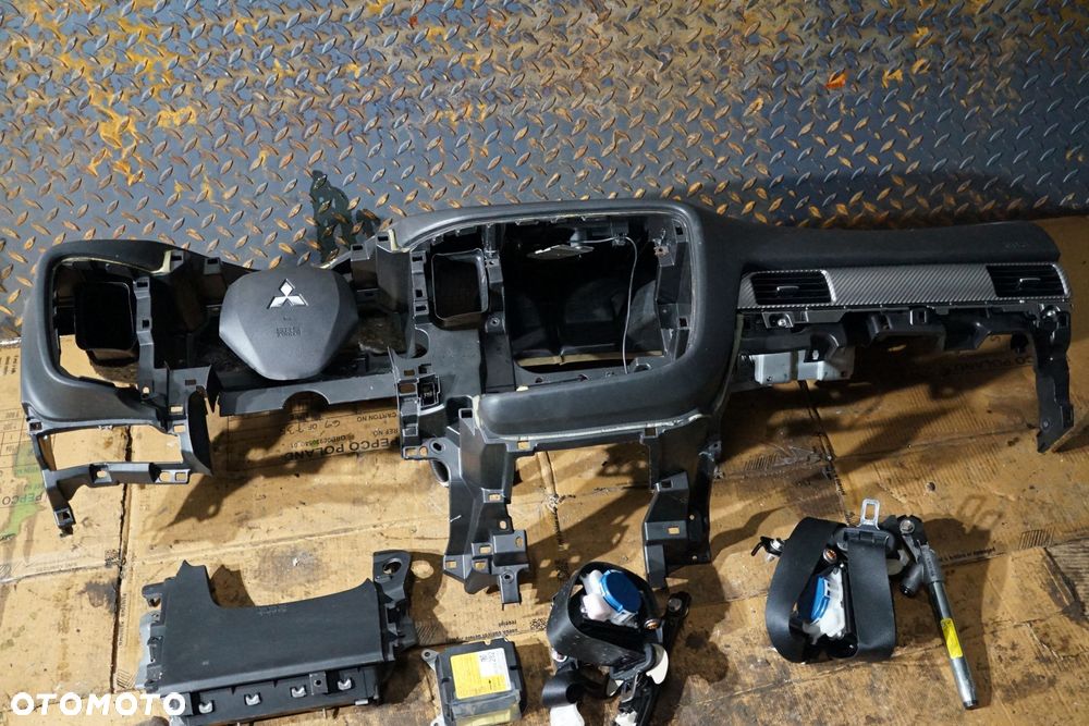 DESKA ROZDZIELCZA AIRBAG KONSOLA OUTLANDER III LIFT MITSUBISHI 2015-2018 - 1