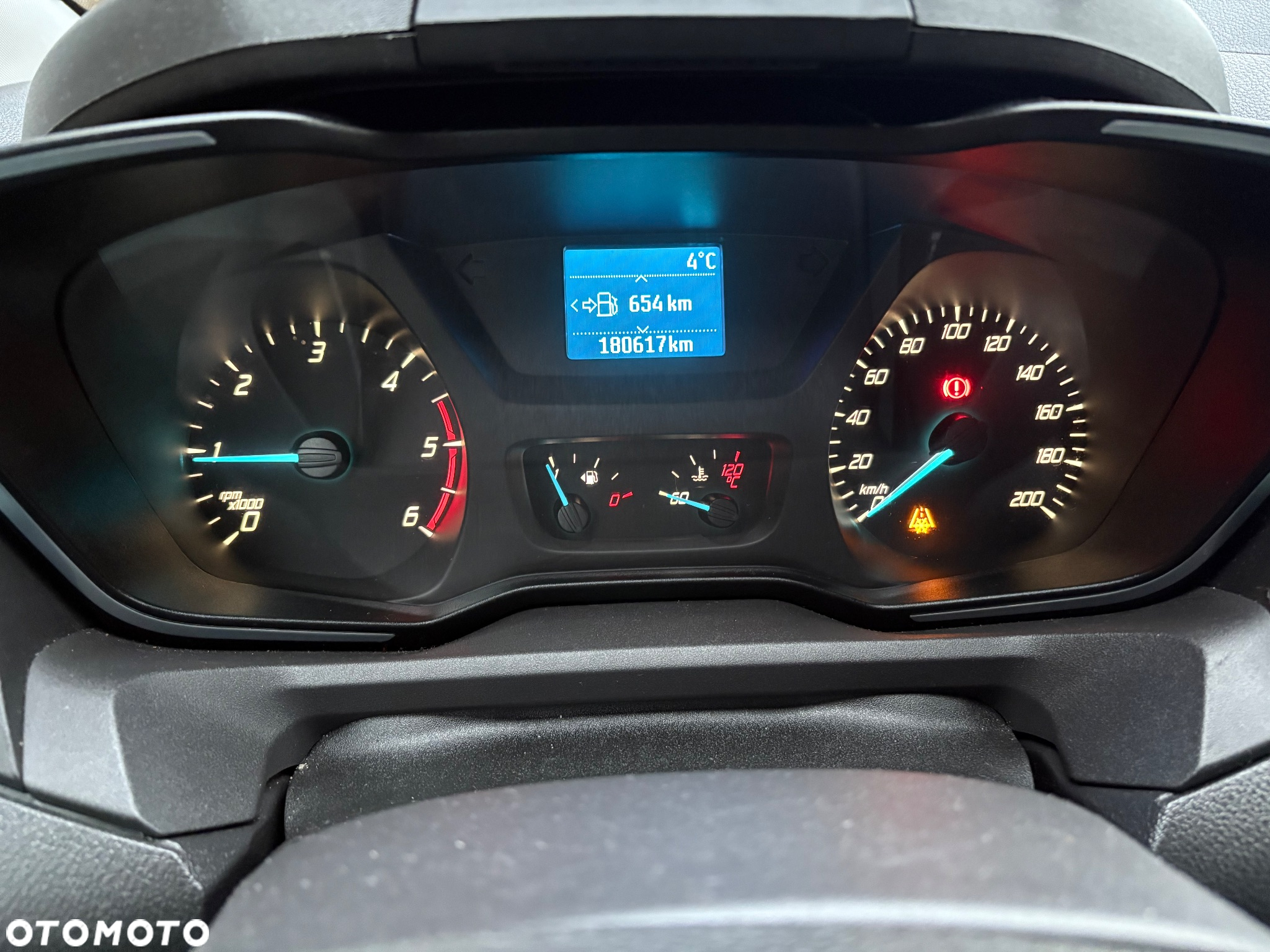 Ford Tourneo Custom - 12