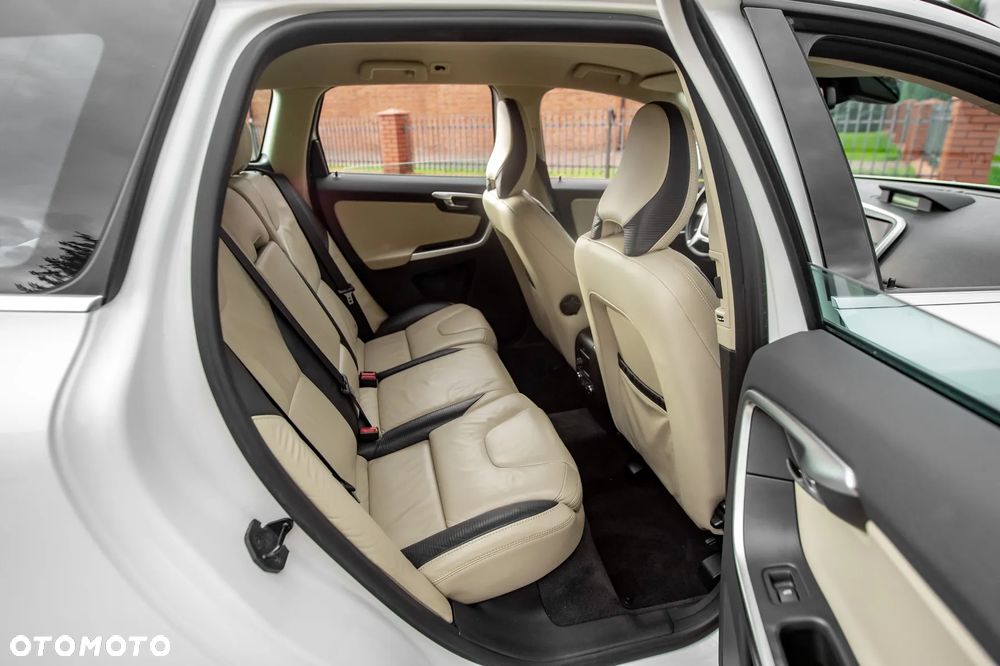 Volvo XC 60 D5 AWD Geartronic Momentum - 14