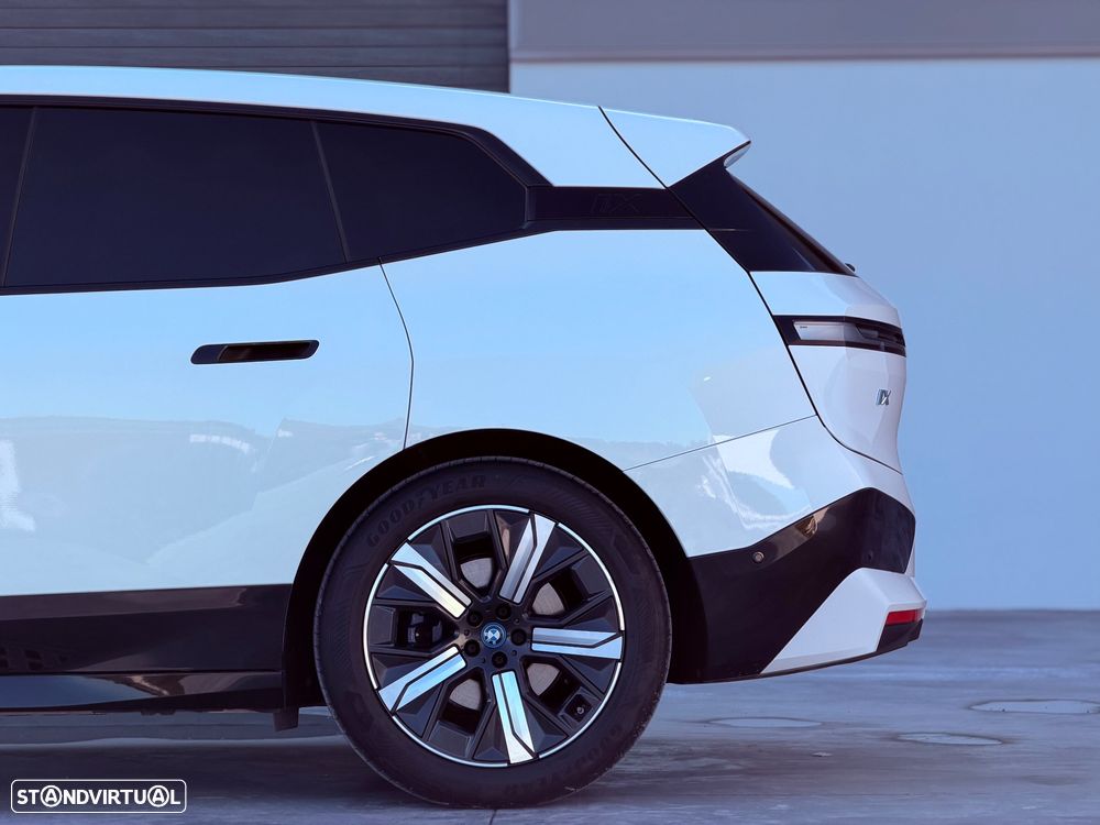 BMW iX xDrive40 - 11