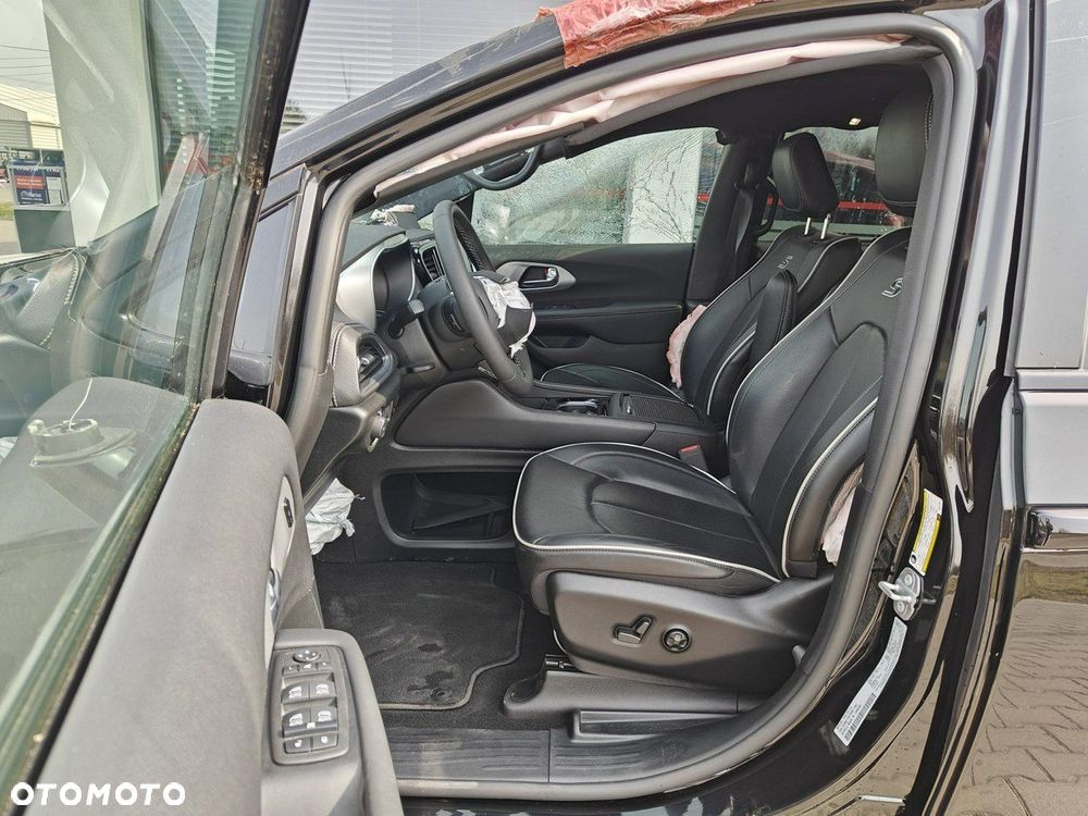 Chrysler Pacifica - 12