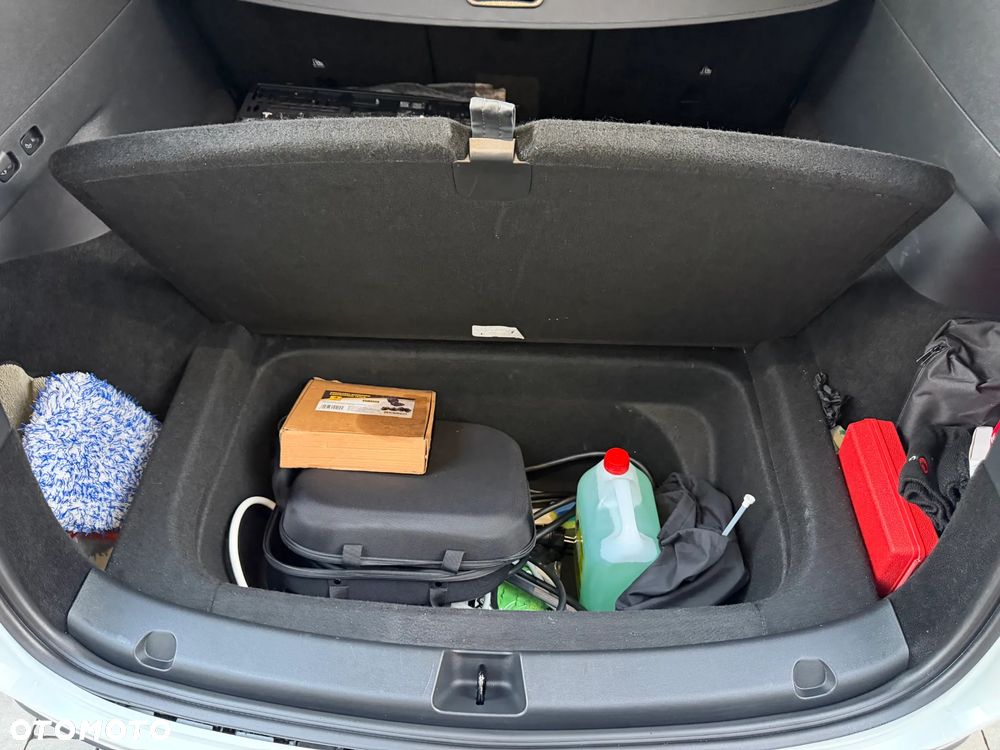 Tesla Model Y Long Range AWD - 30