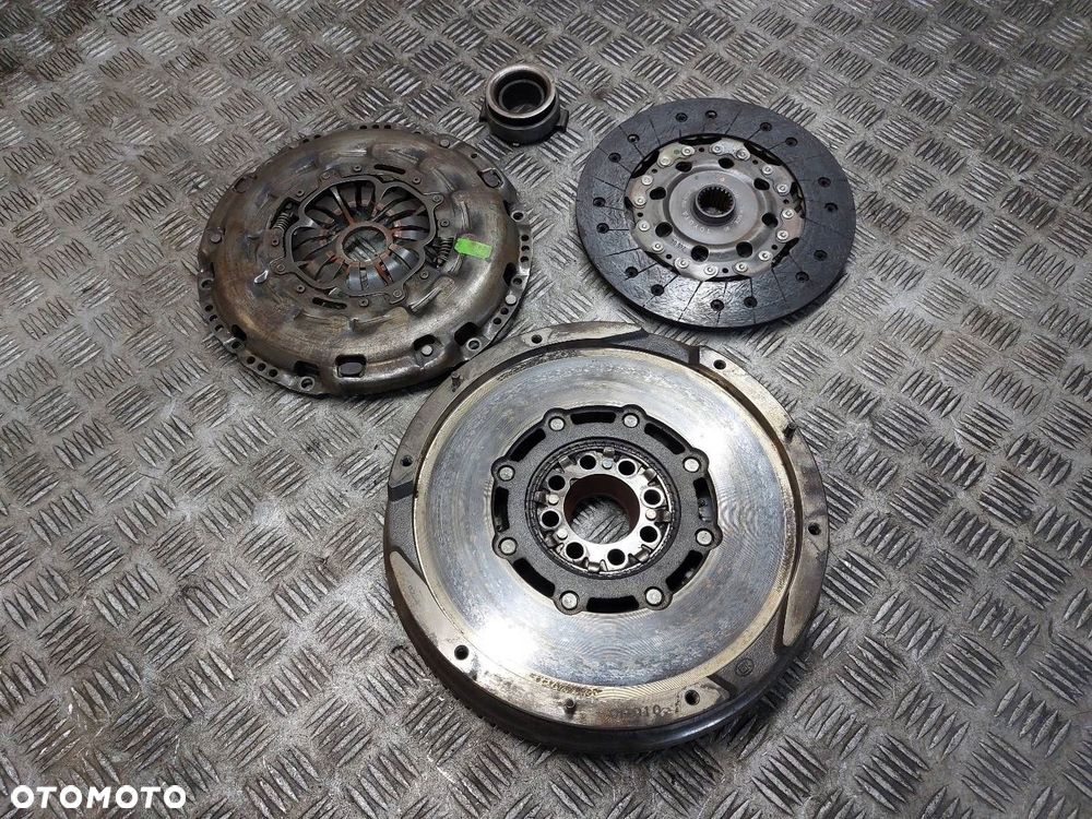 KOŁO DWUMASOWE + TARCZA + DOCISK + ŁOŻYSKO TOYOTA AVENSIS T25 2.0 D4D - 1