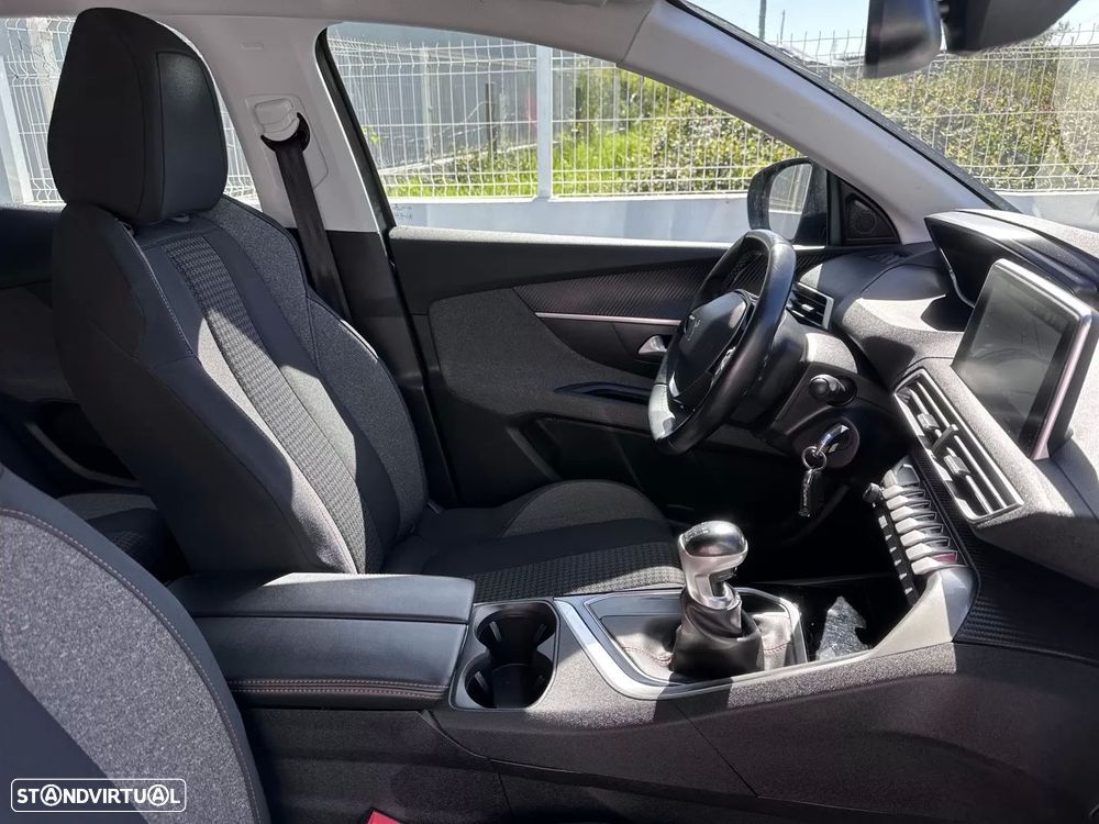 Peugeot 3008 1.2 PureTech Allure Pack - 32